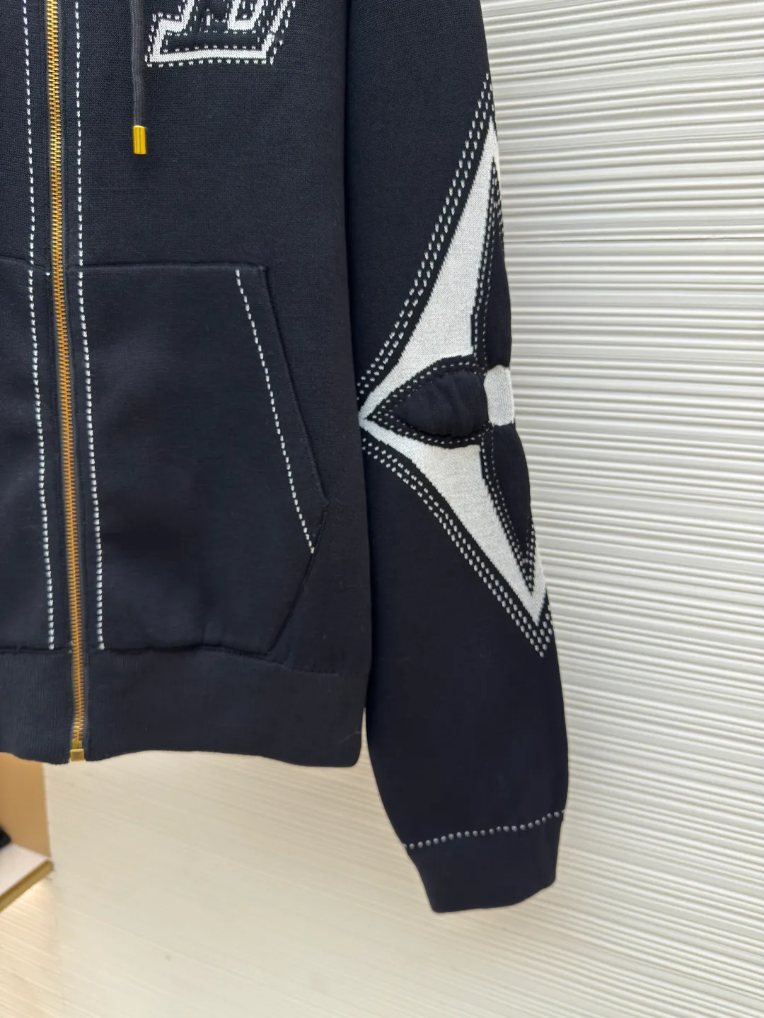 LOUIS VUITTON four-leaf clover zipper jacket ●Authentic product: purchased and developed for 18500 ●Item number: 1680392-B75 ●Fabric: combed siro spinning ●Technology: knitting ●Version: fitted version ●Weight: about 985 grams ●Size: S-M-L-XL ●Description: The fabric is made of 60-count double-strand combed siro spun yarn, which is twisted into one strand from 3 yarns, and is fixed-dyed in beige gray. Imported 1 4 knitting machines are used. A variety of local jacquard techniques plus an extremely complex double-sided middle plating technique can make the pattern convex and increase the thickness. Fine 16-needle sewing plate plus flat turning technology. The whole piece is washed with soft water. Same style for men and women!